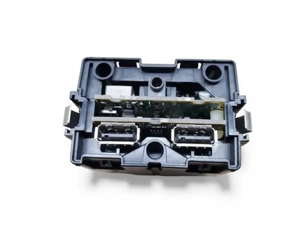 Audi A7 Sportback Aux/USB-port OEM 4G0035736 image 2