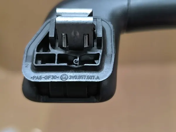 OEM 3V0857607A Etu-kattonuppi Skodalle image 3