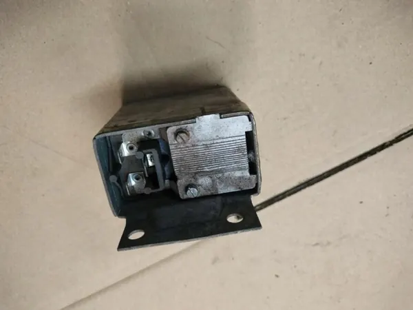 Regulador de voltaje Ford EGR 200 12V 36 035 - Usado image 3