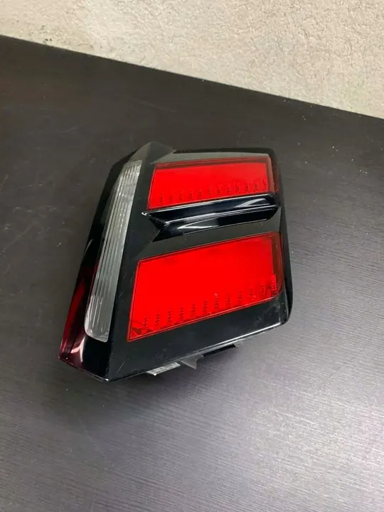 Luz trasera izquierda Peugeot 3008 II image 4