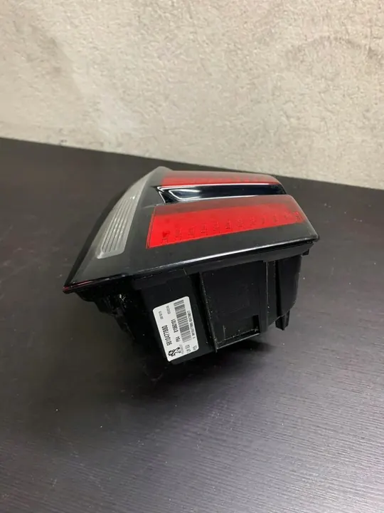 Luz trasera izquierda Peugeot 3008 II image 5