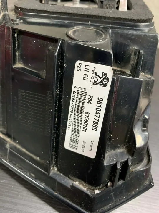 Luz trasera izquierda Peugeot 3008 II image 8