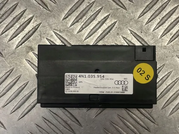 Port USB Porsche OE 4N1035954 pour Taycan image 4