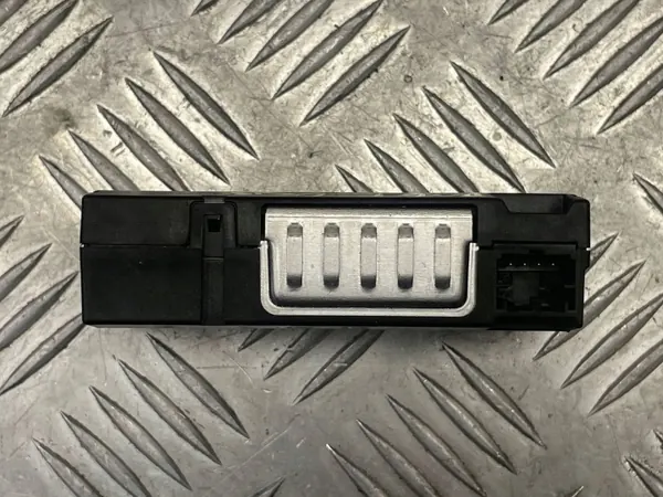 Port USB Porsche OE 4N1035954 pour Taycan image 6