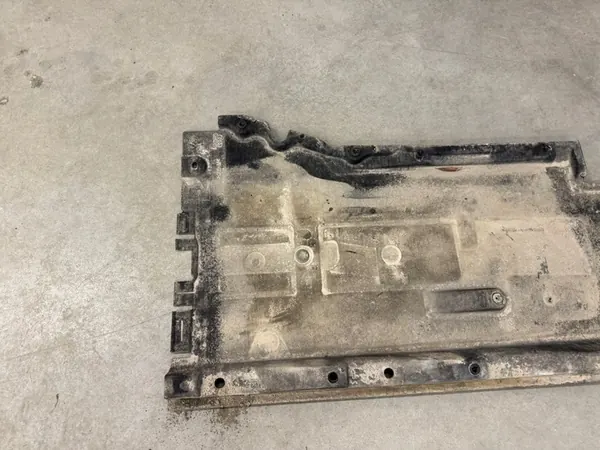 Nedre Höger Skydd Audi A6 C7 OEM 4G0825208 image 2