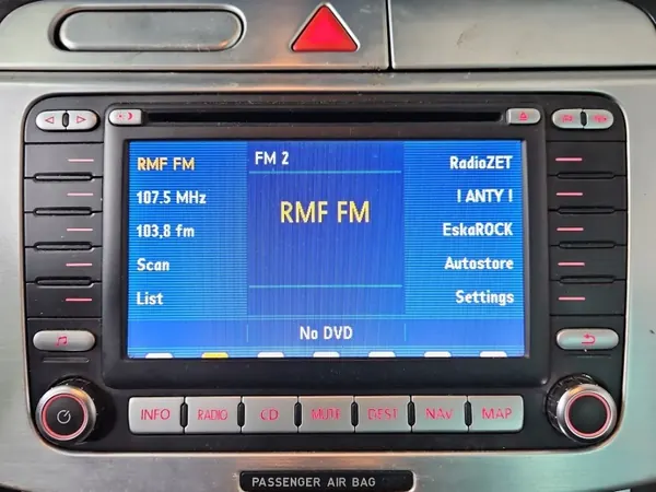 OEM 1K0035198C Tehdasradio VW Passat B6:lle image 2