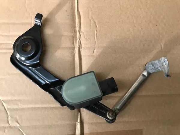 Audi Strålkastarnivåsensor OEM 8K0941309E image 2