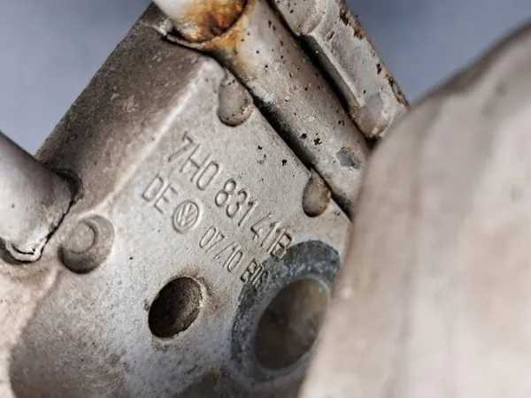 VW T5 Vänster Främre Nedre Dörrgångjärn 7H0831411B image 3