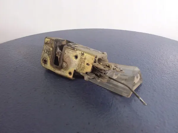 VW Caravelle T4 Främre Höger Lås 701837016D image 2