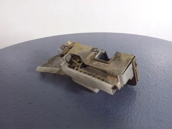 VW Caravelle T4 Främre Höger Lås 701837016D image 4