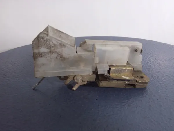 VW Caravelle T4 Främre Höger Lås 701837016D image 5