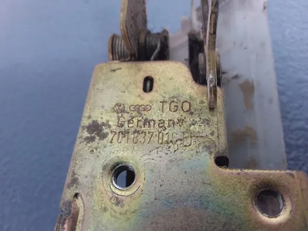 VW Caravelle T4 Främre Höger Lås 701837016D image 6