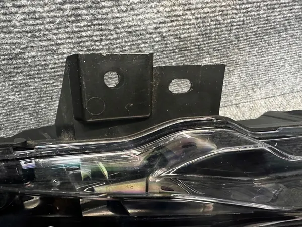 Tesla Model Y Levage LED Halogène Gauche OEM 1624797-00-A image 4