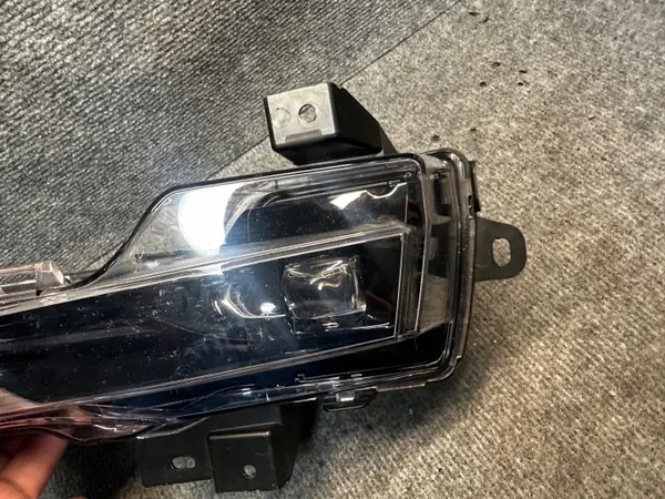 Tesla Model Y Levage LED Halogène Gauche OEM 1624797-00-A image 6