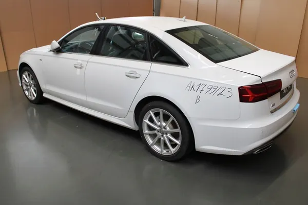 Oljefilterbas Audi A6 C7 2.0 TDI 03N115389J image 6