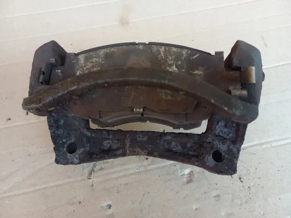 Jarrupuristimen kiinnike etu vasen OEM 47722-20120 image 3