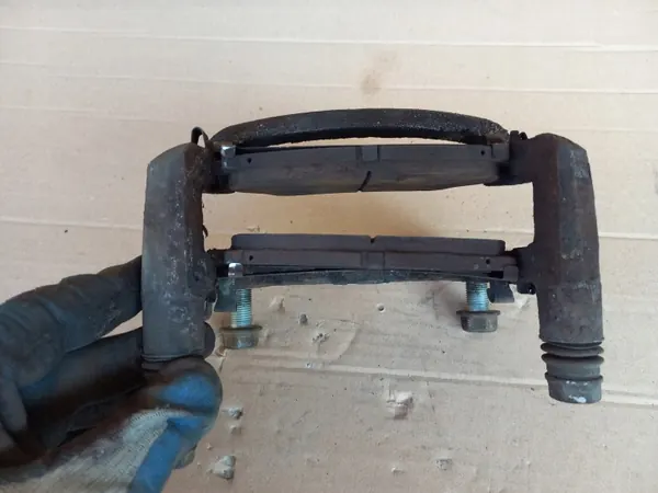 Jarrupuristimen kiinnike etu vasen OEM 47722-20120 image 7