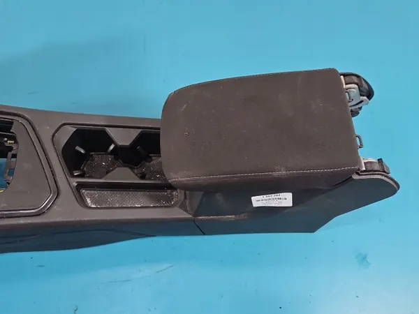 Accoudoir tunnel OEM 5NA863319A pour VW Tiguan II image 3