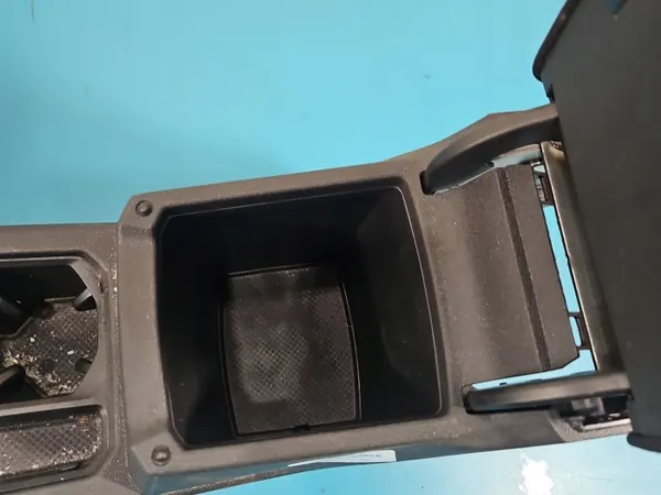 Accoudoir tunnel OEM 5NA863319A pour VW Tiguan II image 4