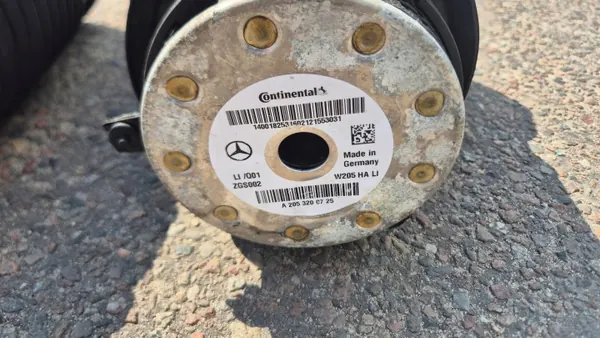 OEM 2053200725 Achter linker luchtveer Mercedes C W205 image 3