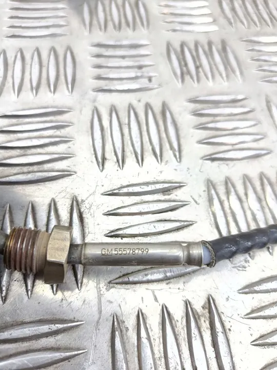 Sensor de temperatura de escape Opel Astra J 2012 OEM 55578799 image 6