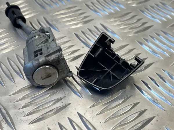 Audi SQ7 Schloss-Einsatz OEM 4M1837879 - Gebraucht image 3