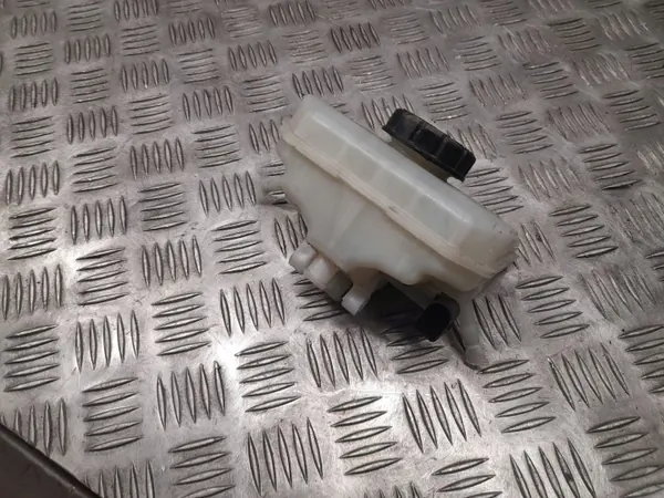 Bremsflüssigkeitsbehälter OEM 8W0611301 Vorne rechts image 3