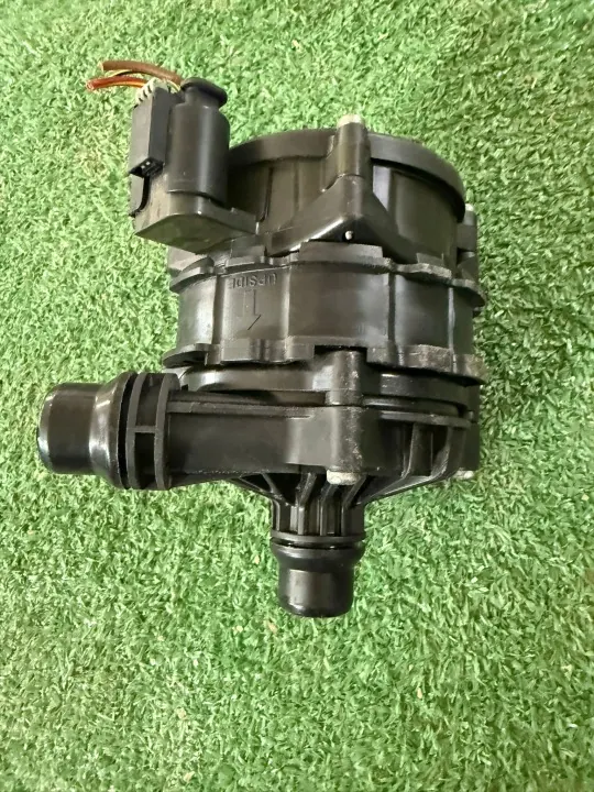 Mercedes-Benz EQS waterpomp OEM A0005004900 image 2