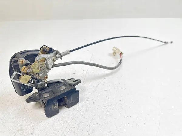 2002 Toyota Corolla Verso E121 Serrure de coffre image 2