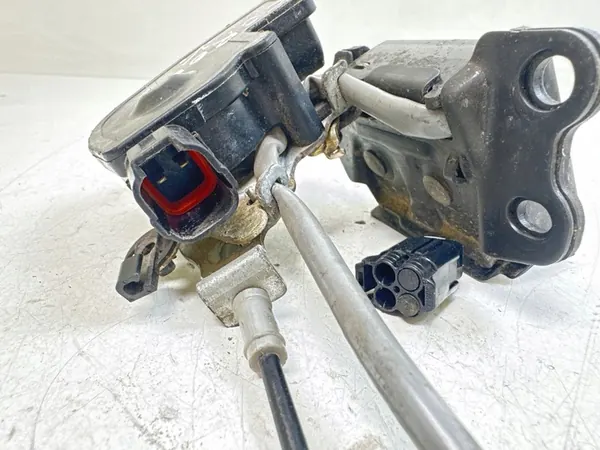 2002 Toyota Corolla Verso E121 Serrure de coffre image 3