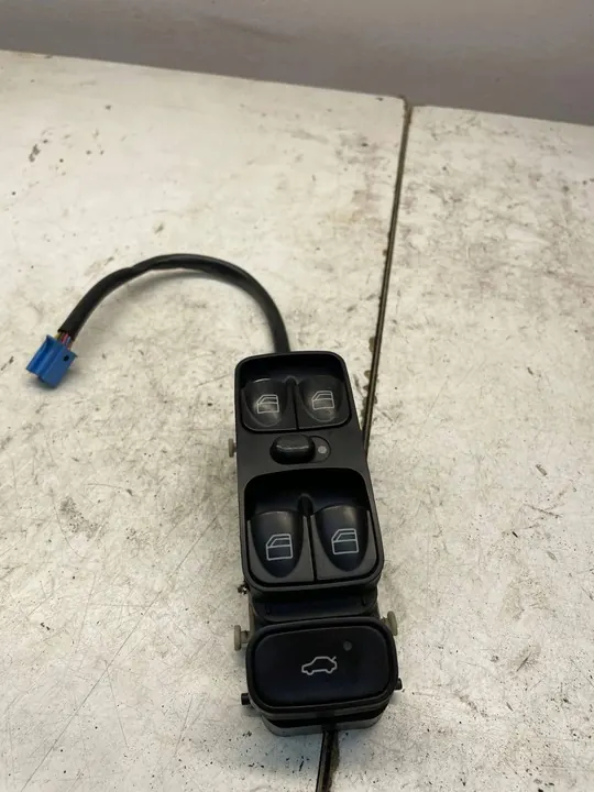 Mercedes-Benz C W203 2003 Schakelaars en Knoppen A2038200110 image 2