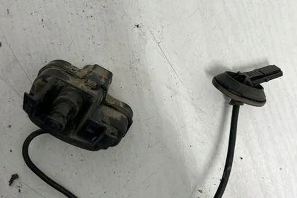 Bränsletanklock VW GOLF V VARIANT 1.9L Diesel OEM 5N0810773B image 2