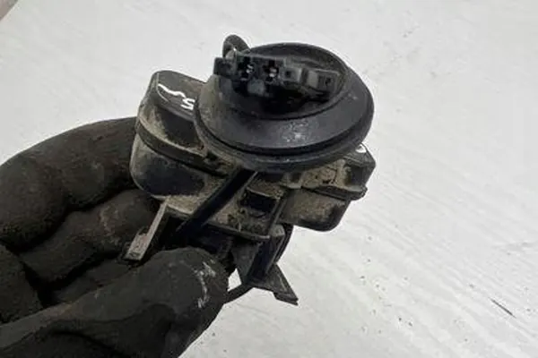 Bränsletanklock VW GOLF V VARIANT 1.9L Diesel OEM 5N0810773B image 3