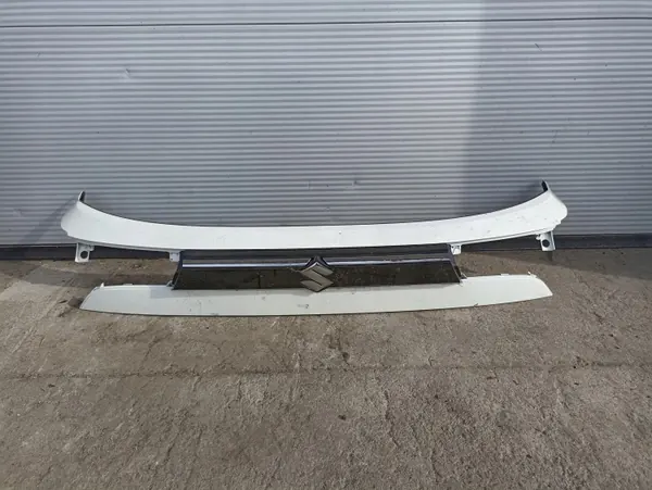 Moldura Portón Suzuki S-Cross 2023 OEM 83941-63T00 image 2