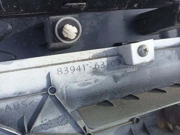 Moldura Portón Suzuki S-Cross 2023 OEM 83941-63T00 image 3