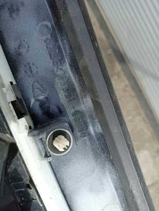 Moldura Portón Suzuki S-Cross 2023 OEM 83941-63T00 image 4