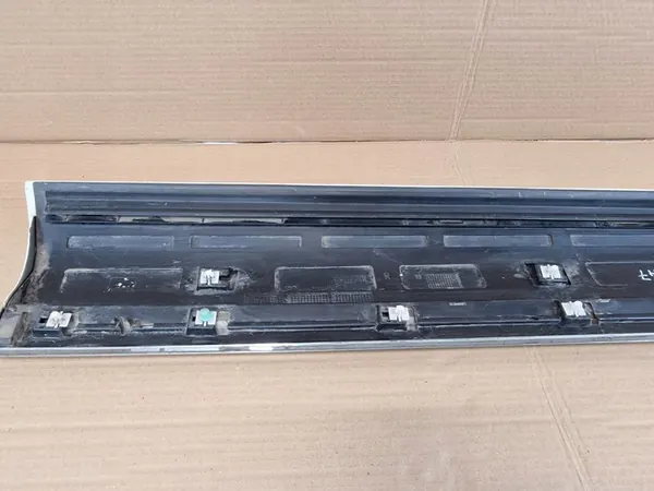 VW Touareg II Right Front Door Trim 7P6854940M image 6