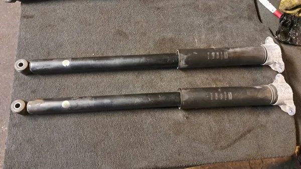 VOLVO V40 II 12- Set di ammortizzatori posteriori OEM 31317960 image 2