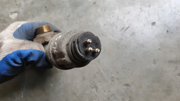 Sensor pressão travão mão Mercedes Vario OEM 0125427717 image 3