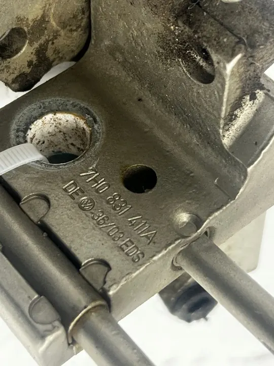 VW T5 Hinge Porta Frontal Esquerda 7H0831411A image 3