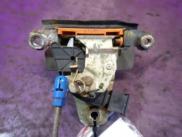 Verrou de coffre Skoda Octavia I OEM 1U9827501F - 2 Broches image 3