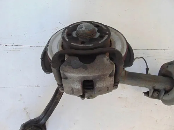 OEM 372179 Vorderer Linker Stoßdämpferhalter Mercedes C W204 image 3