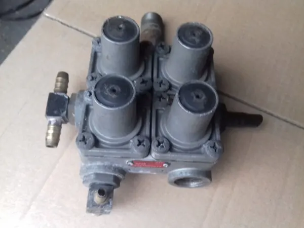 Wabco 4-Wege-Ventil OEM 9347022617 - Gebraucht image 3