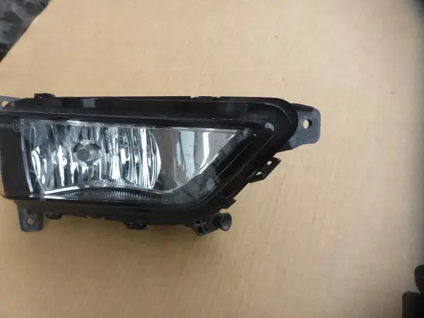 Farol Halógeno Direito Skoda Fabia IV image 3