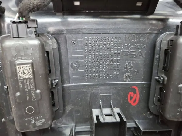 OEM S26282836 Luz de techo usada para Peugeot 408 2024 image 3