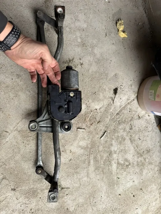 VOLVO XC70 II Etu pyyhkijämoottori 30796358 image 3