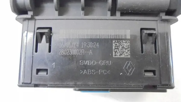 Enchufe USB AUX Renault OEM 280230002R - Usado image 5