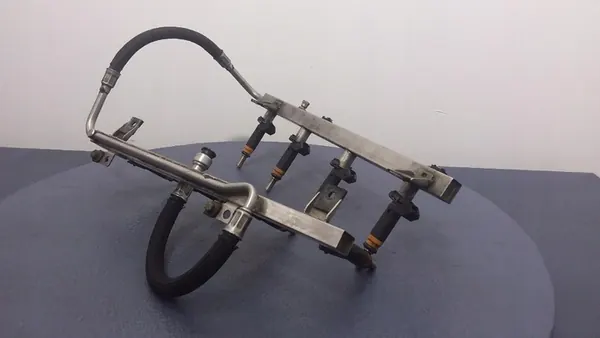 BMW E65 E66 3.6 B V8 Brandstofrail 7506924 image 2