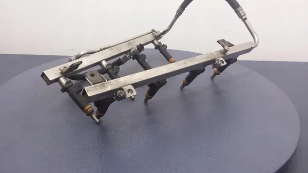 BMW E65 E66 3.6 B V8 Brandstofrail 7506924 image 3