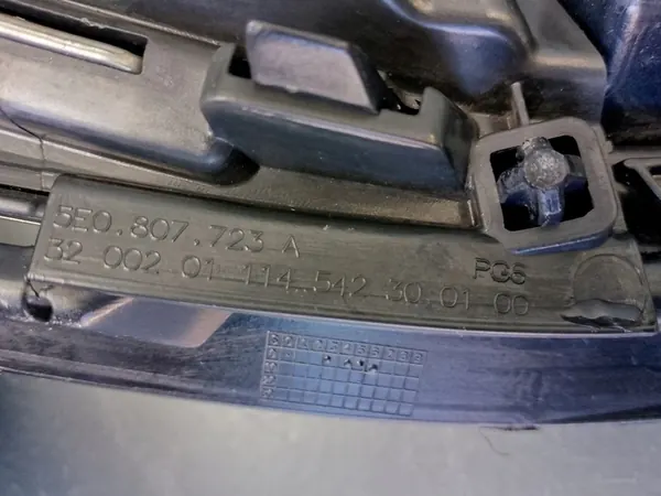 SKODA OCTAVIA III 3 LIFT 2016- Front Grill 5E0807723A image 10